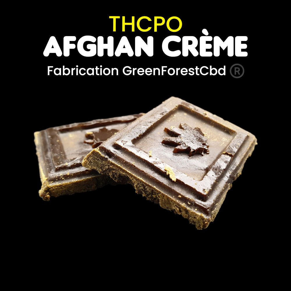 Morceau de Hash Afghan Crème THCPO de Green Forest Cbd®, présentant la texture intérieure et le détail de la feuille de cannabis. Fabricant haschich THCPO